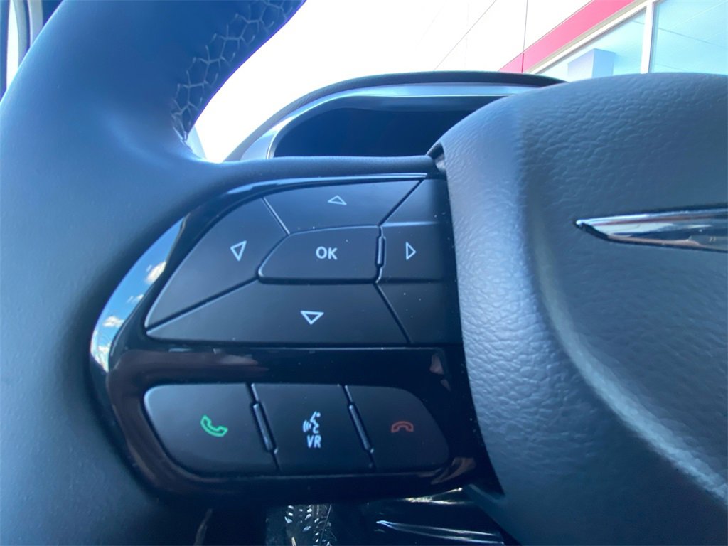 Used 2025 Chrysler Pacifica Limited image 24