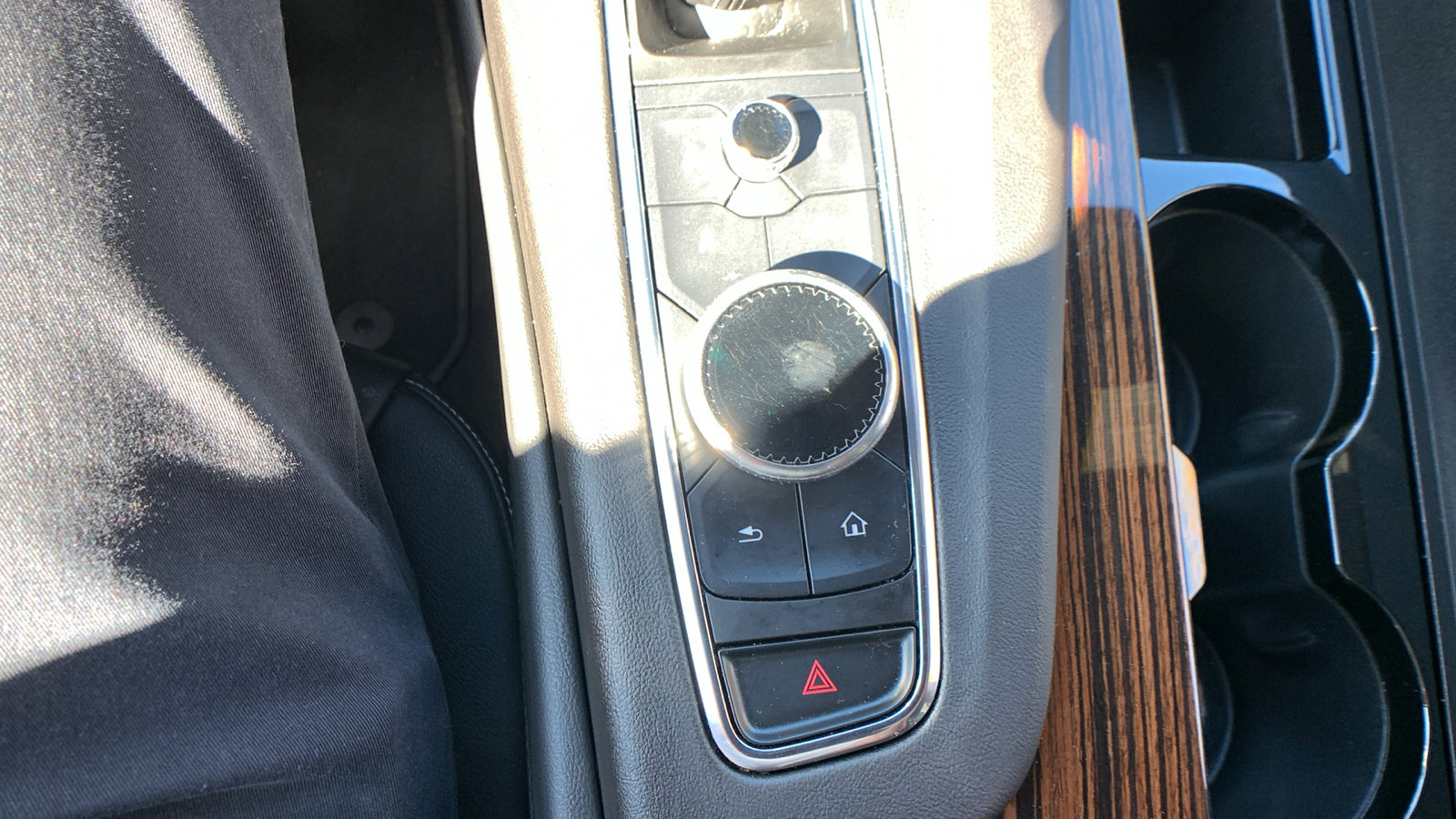 Used 2022 Cadillac Escalade Luxury image 18