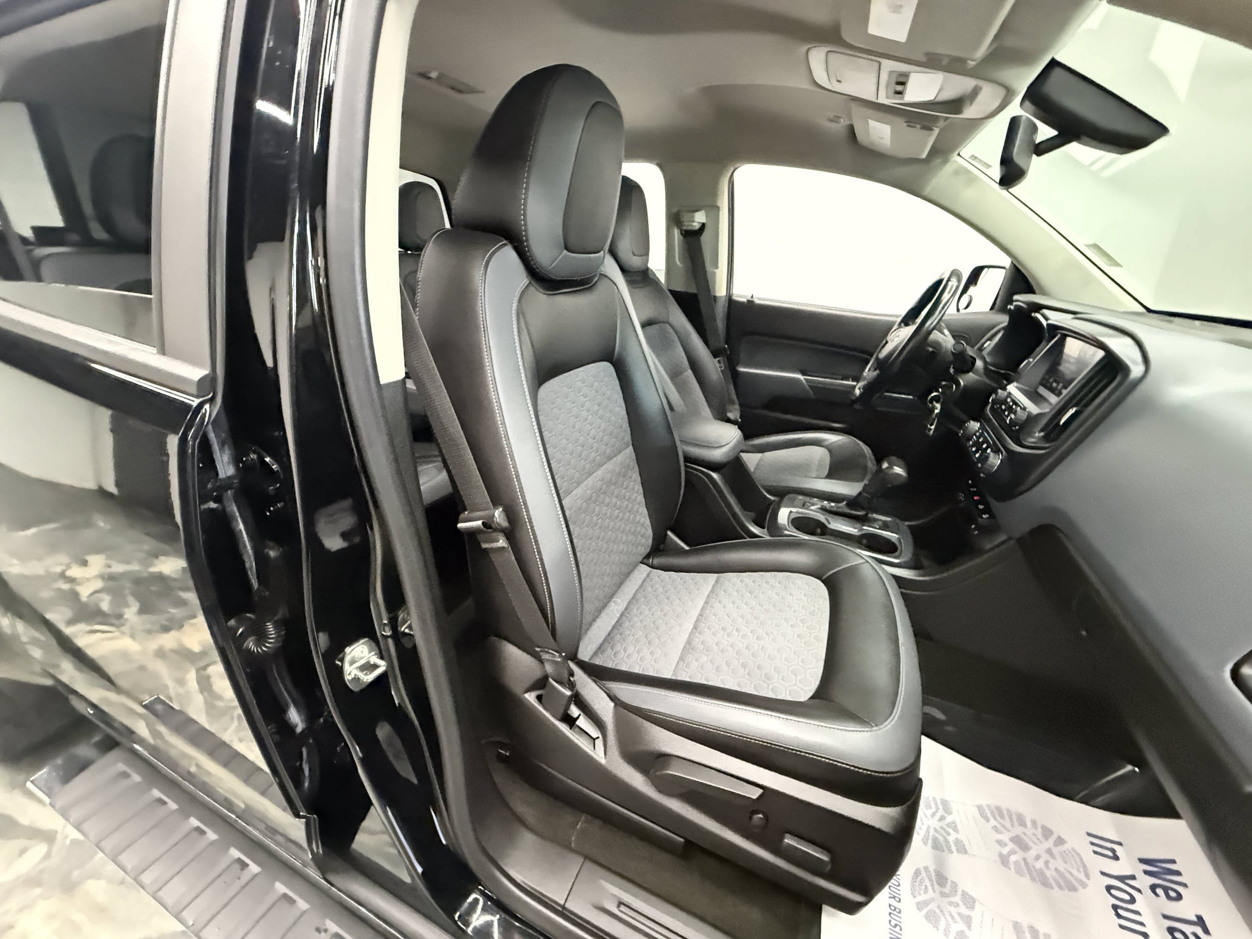 Used 2017 Chevrolet Colorado Z71 AWD/4WD image 12