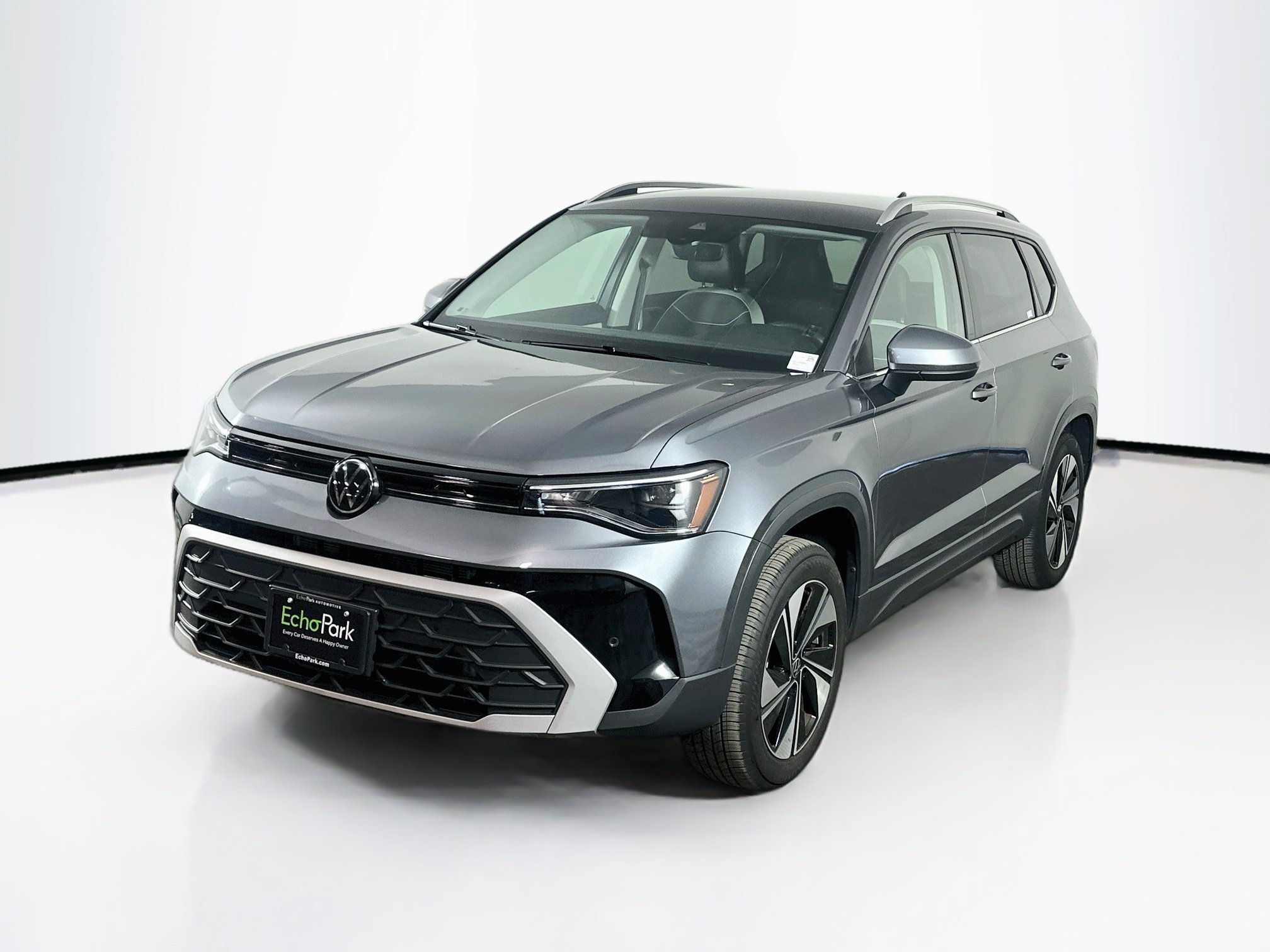 Used 2025 Volkswagen Taos SE AWD/4WD image 3