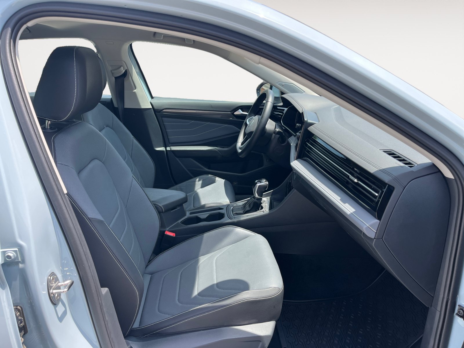 Certified 2025 Volkswagen Jetta SEL FWD image 19