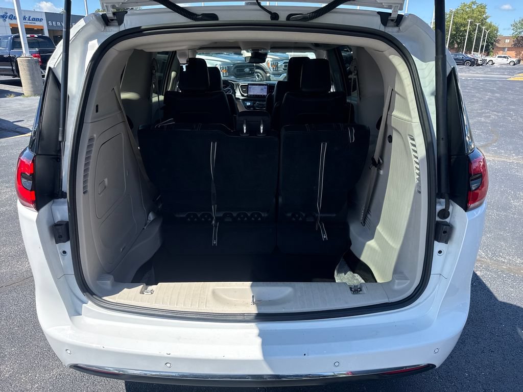 Used 2024 Chrysler Pacifica Limited FWD image 14
