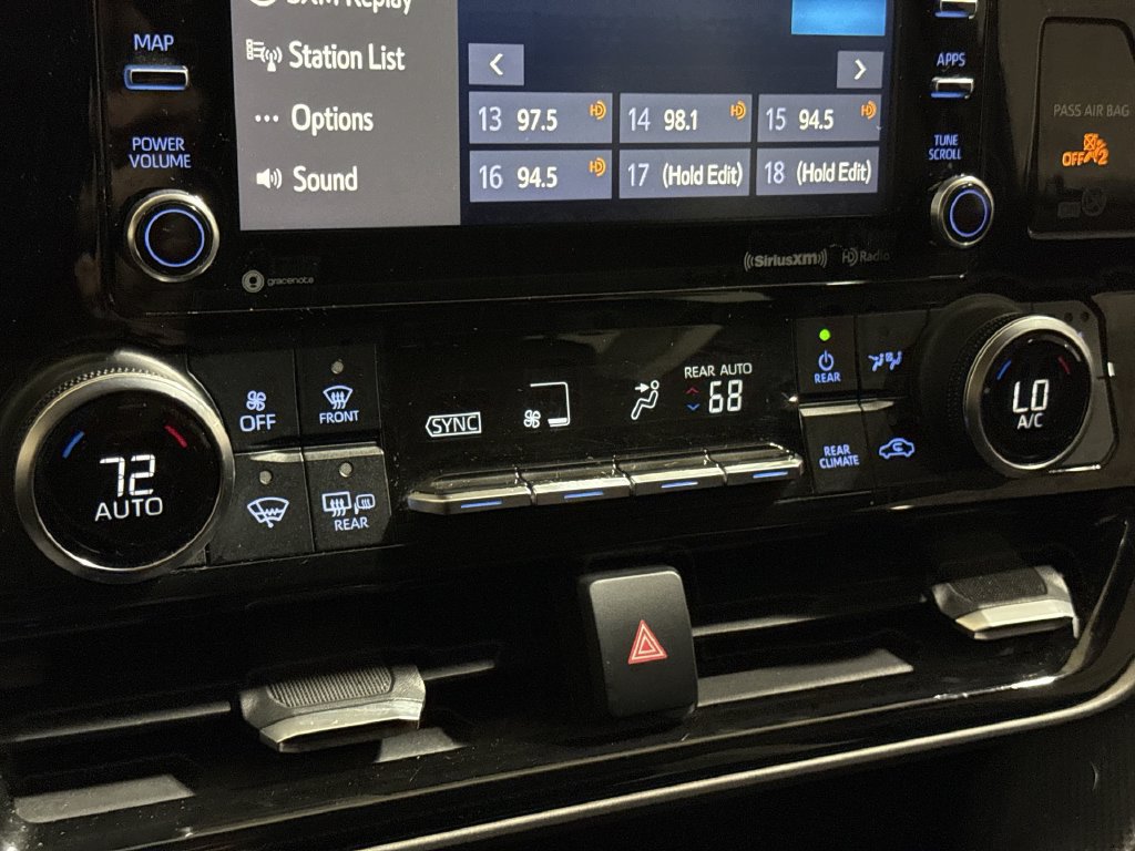 Used 2020 Toyota Highlander XLE AWD/4WD image 16