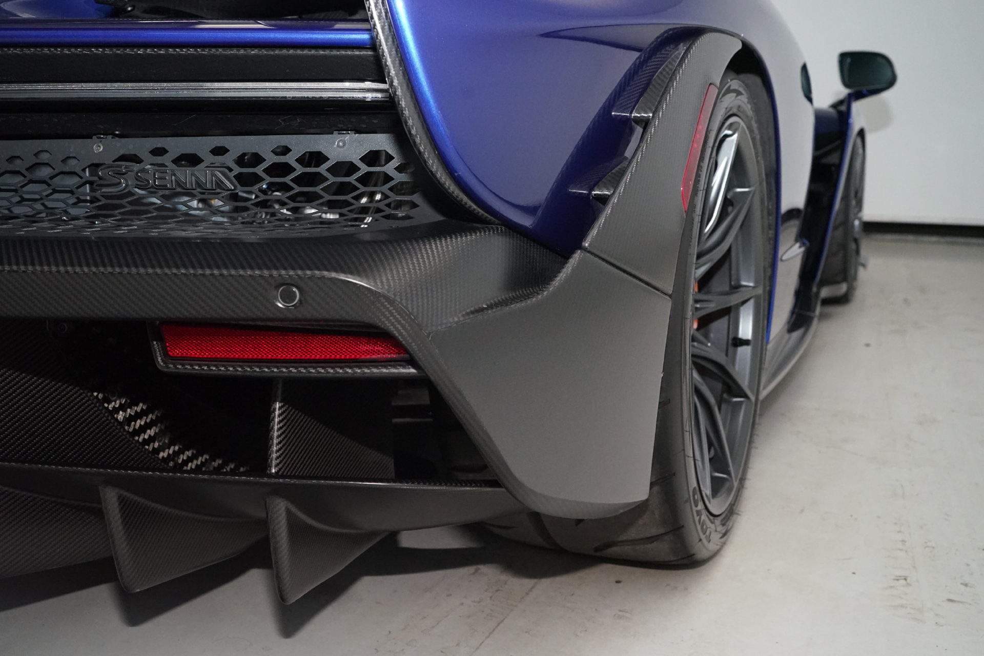 Used 2019 McLaren Senna RWD image 25