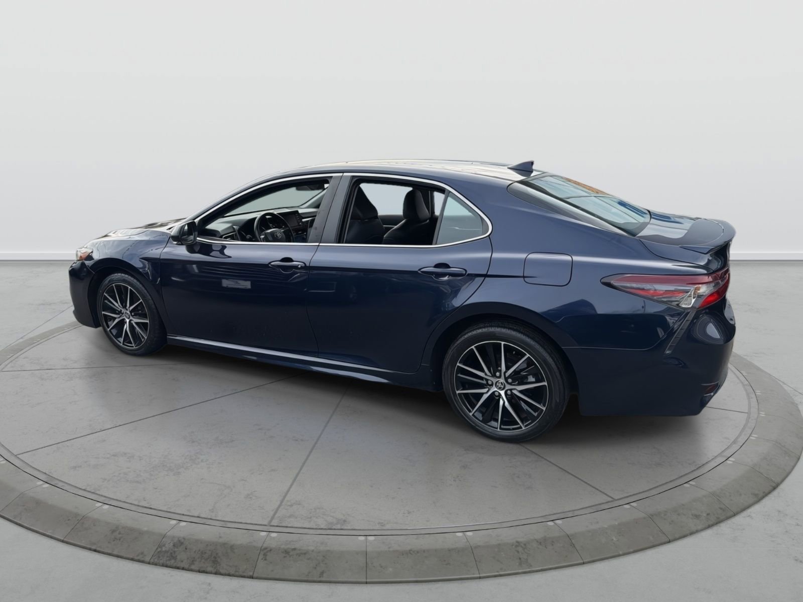 Used 2022 Toyota Camry SE image 4