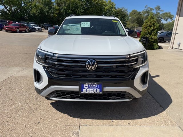 New 2026 Volkswagen Atlas Peak Edition image 3