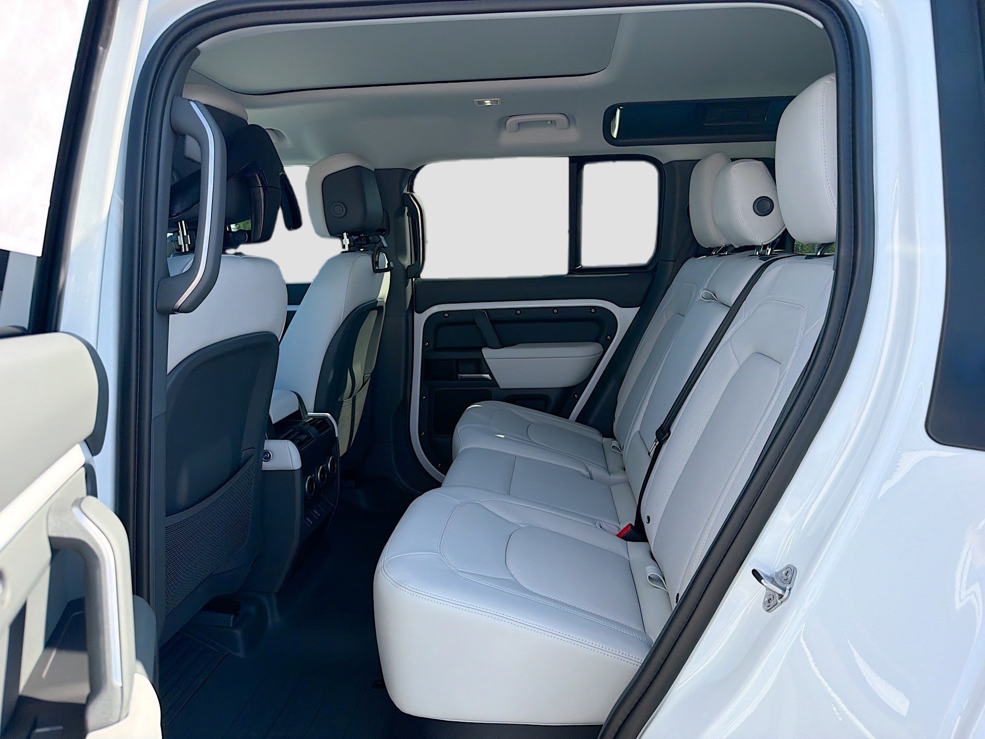 New 2026 Land Rover Defender 110 X-Dynamic SE AWD/4WD image 21