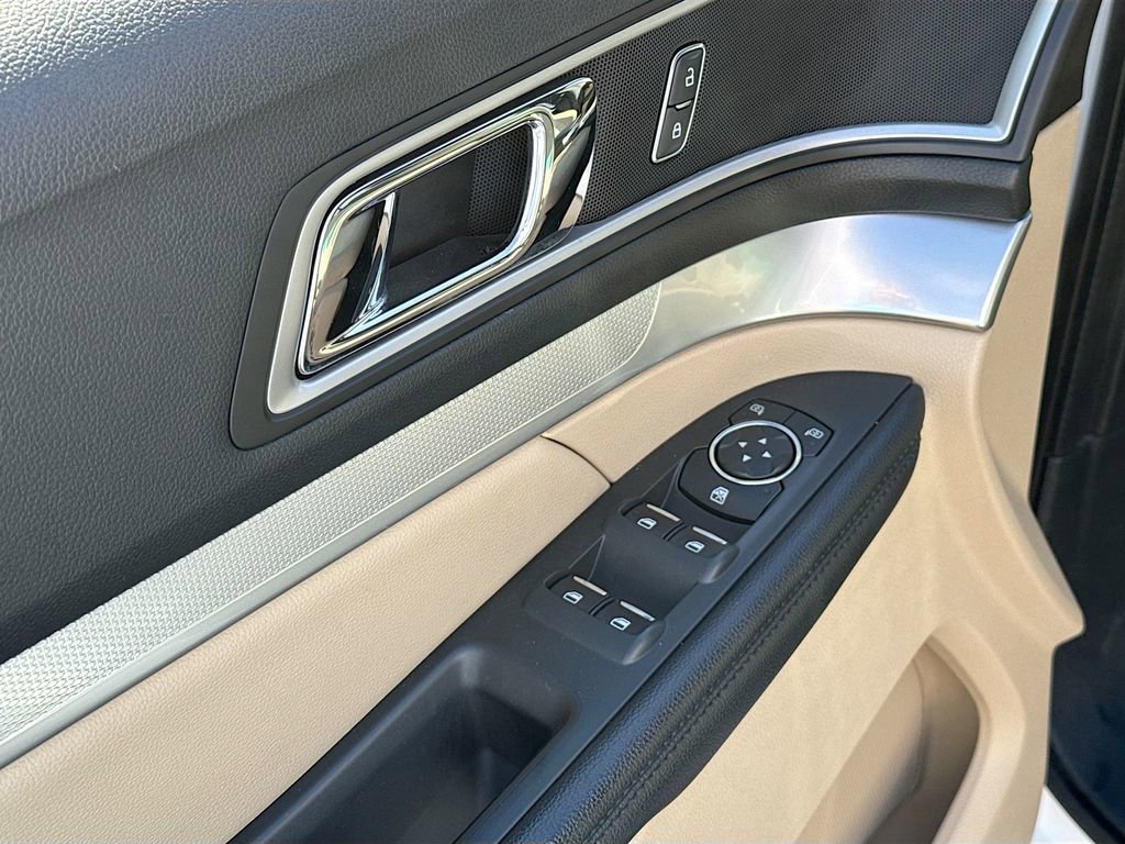 Used 2016 Ford Explorer XLT image 15