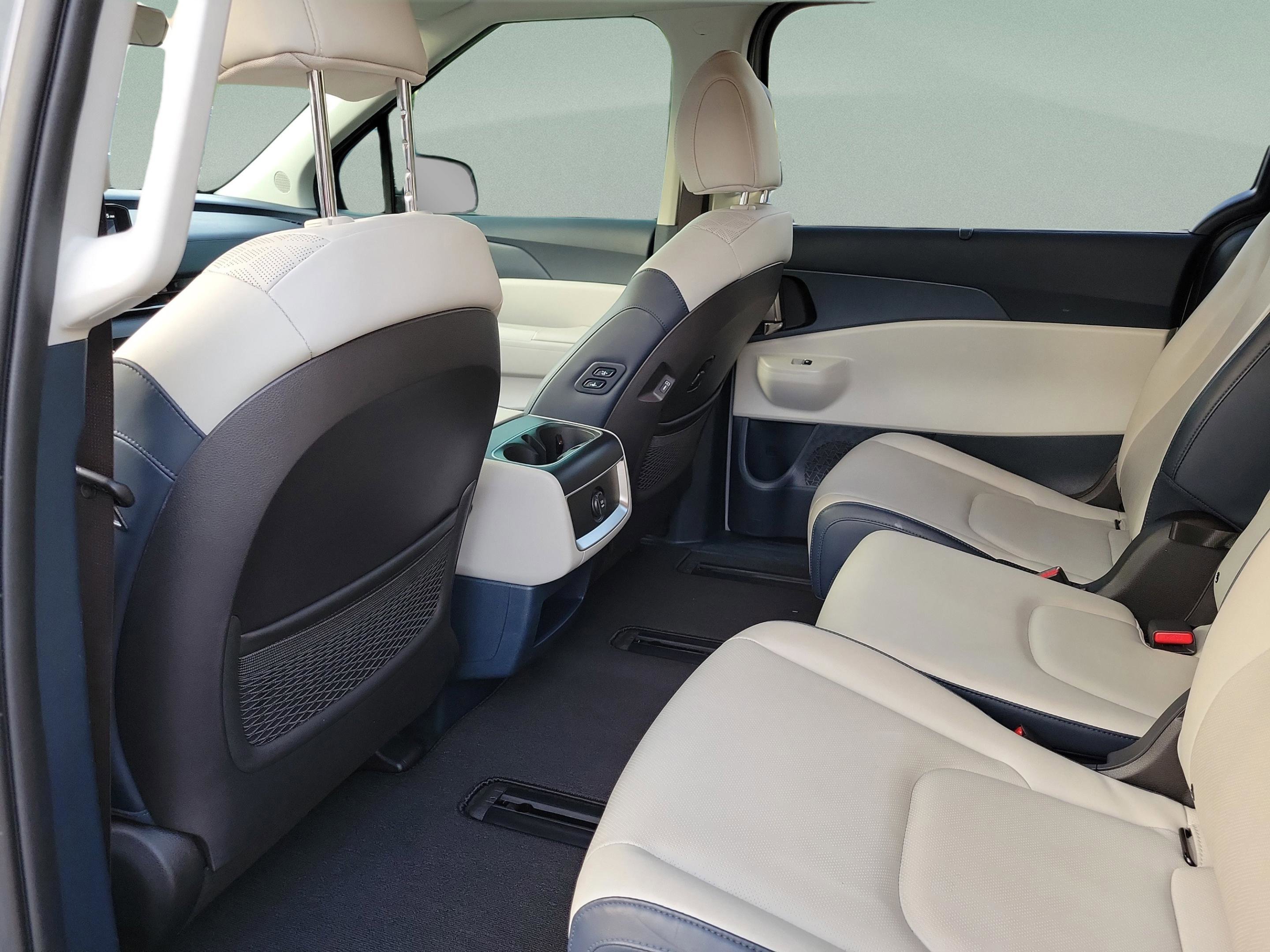 Used 2026 Kia Carnival EX FWD image 6
