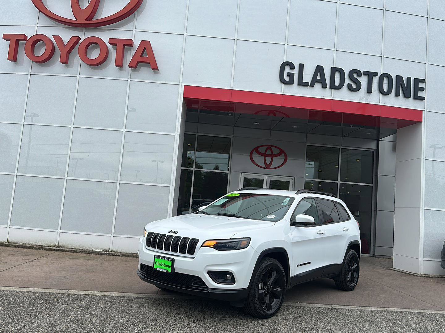 Used 2020 Jeep Cherokee Latitude Plus w/ Cold Weather Group AWD/4WD image 1