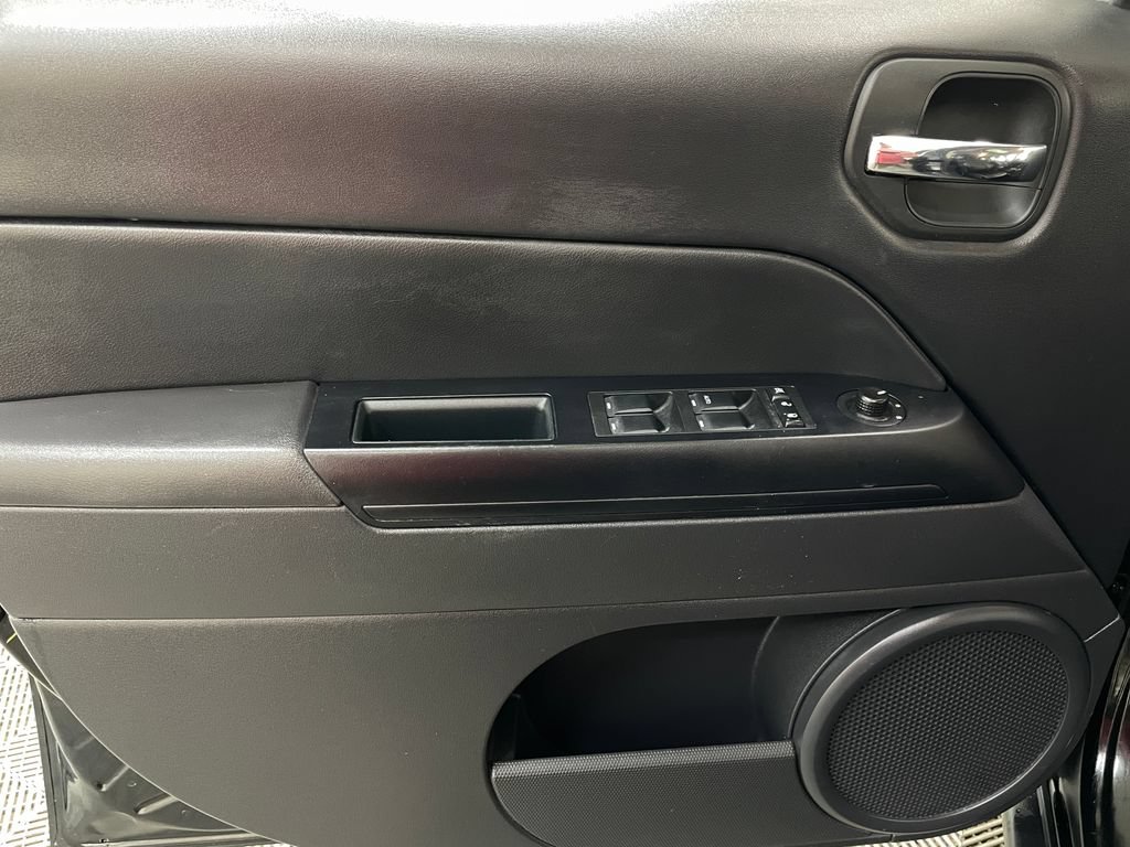 Used 2017 Jeep Patriot High Altitude AWD/4WD image 17