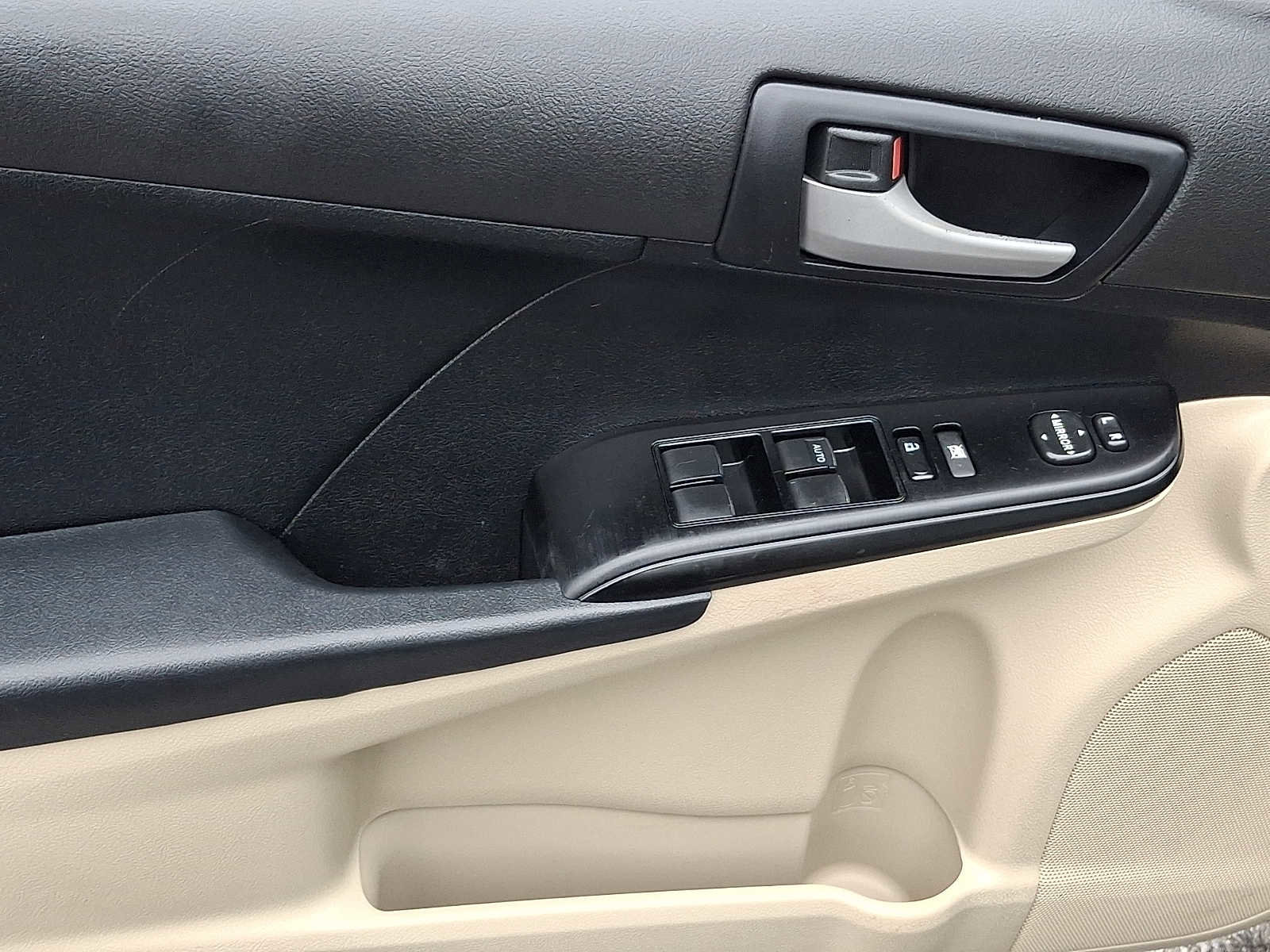 Used 2012 Toyota Camry L image 14