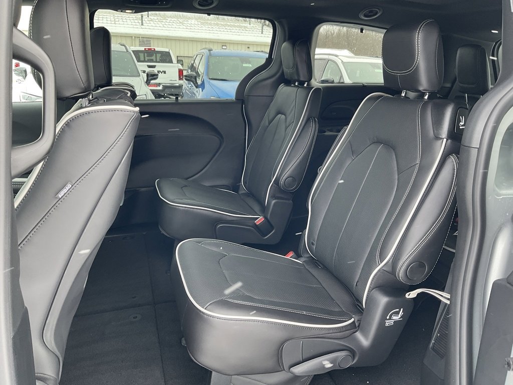 New 2026 Chrysler Pacifica Limited w/ Uconnect Theater Family Group image 9