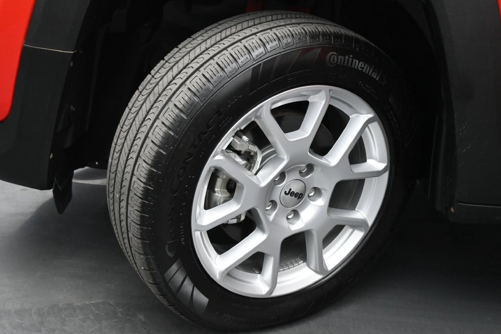 Used 2023 Jeep Renegade Latitude AWD/4WD image 17