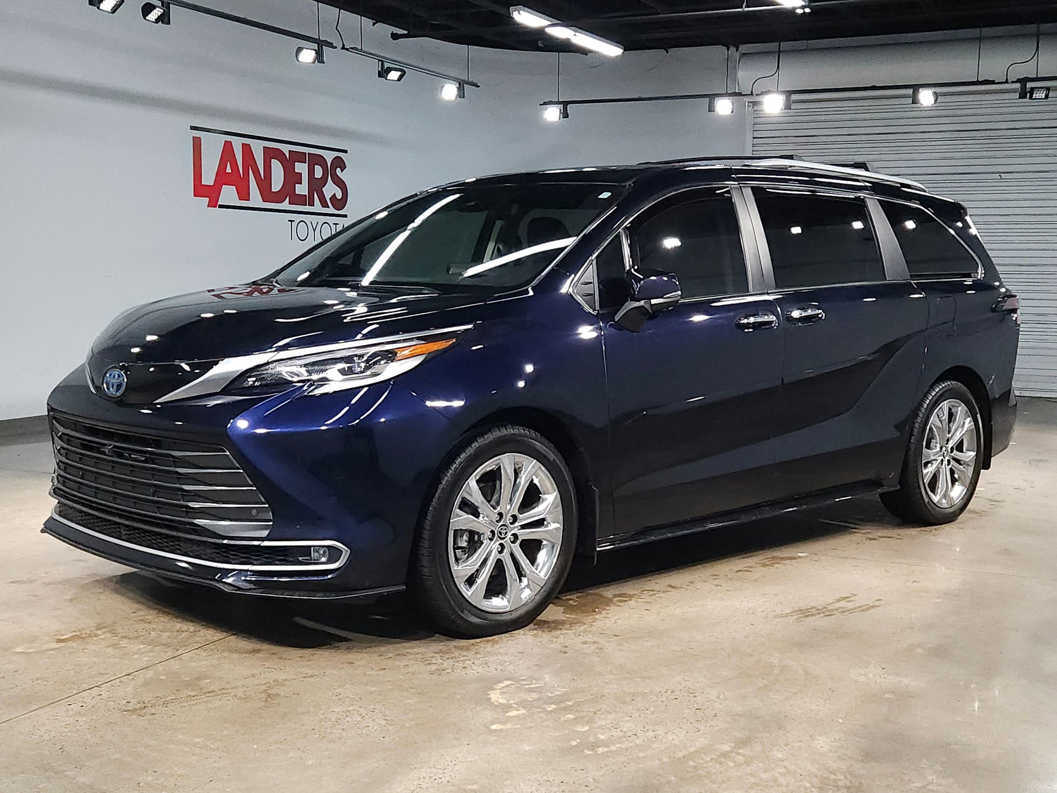 Used 2023 Toyota Sienna Platinum image 3