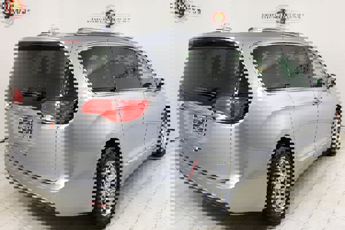 Used 2019 Chrysler Pacifica Limited image 3