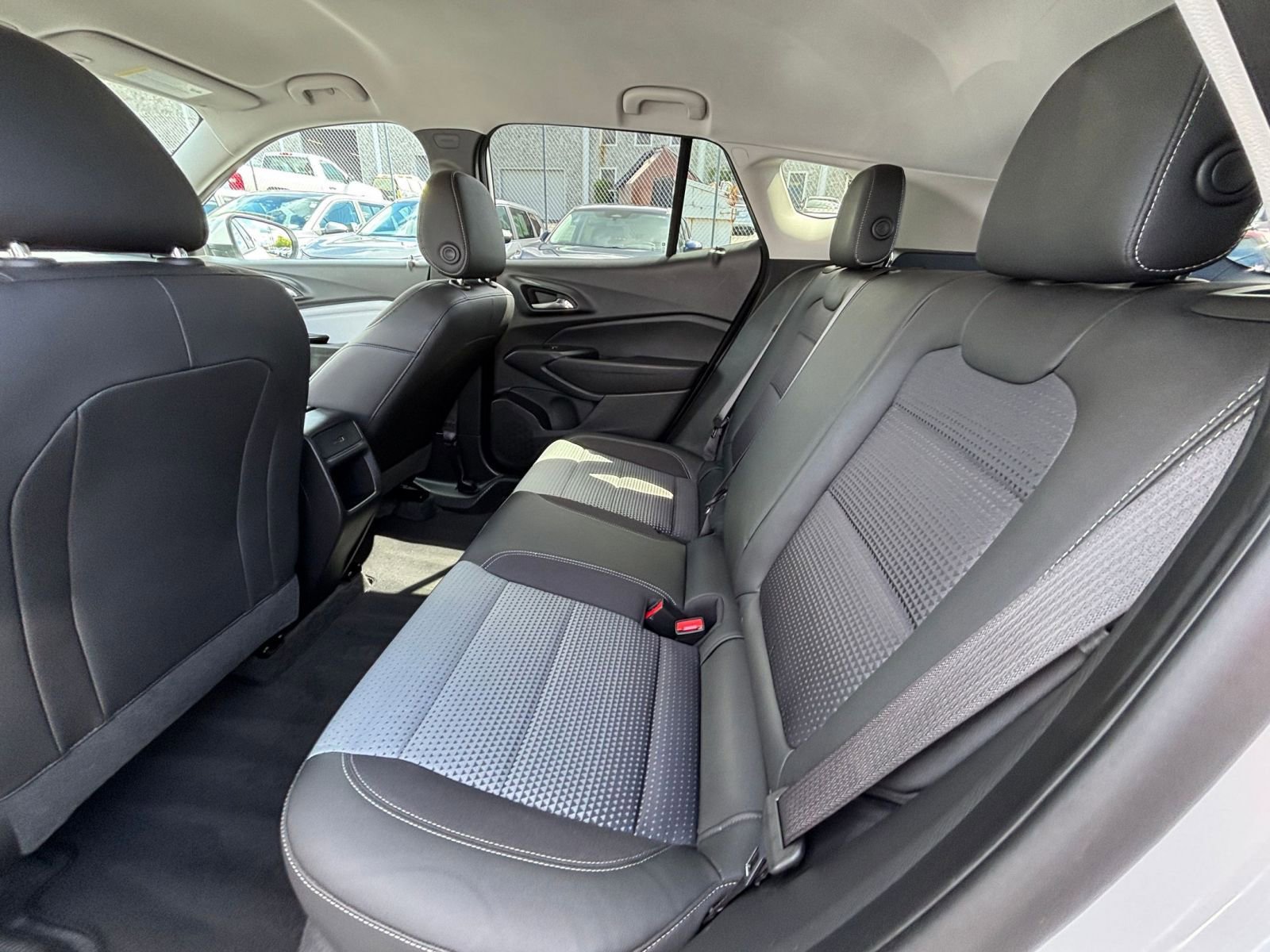 Used 2025 Chevrolet Trax LT FWD image 24