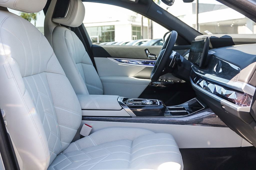 Used 2025 BMW 760i xDrive image 16