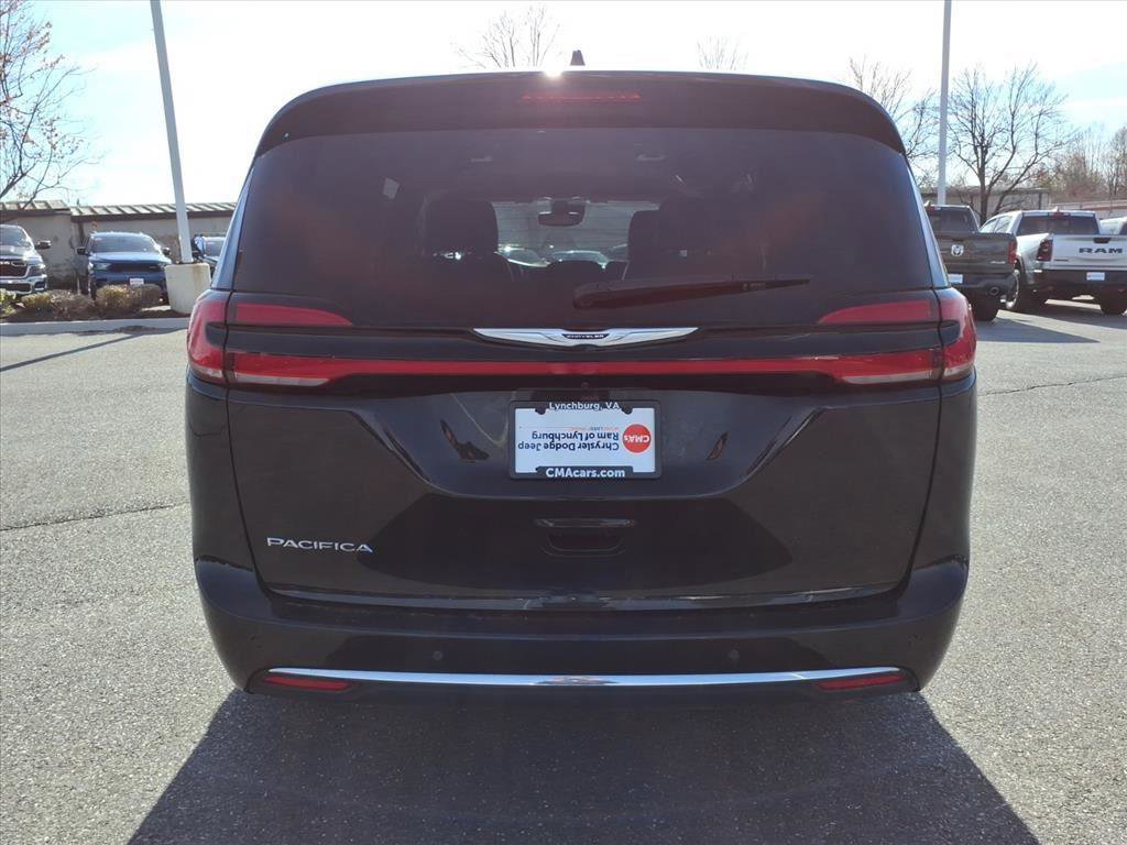 Used 2024 Chrysler Pacifica Touring-L image 5