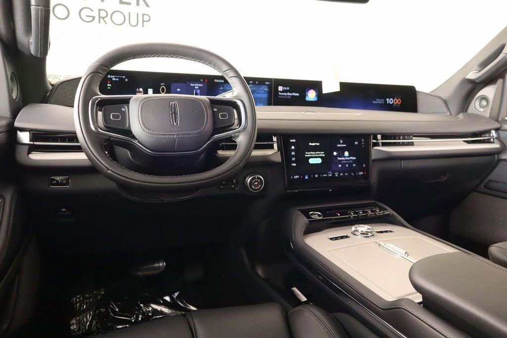 New 2025 Lincoln Navigator Reserve w/ Jet Appearance Package image 2