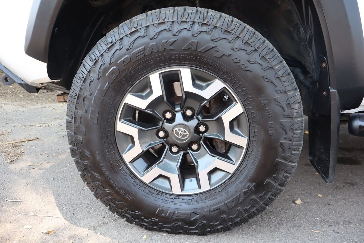 Used 2017 Toyota Tacoma TRD Off-Road w/ Premium & Technology Package AWD/4WD image 42