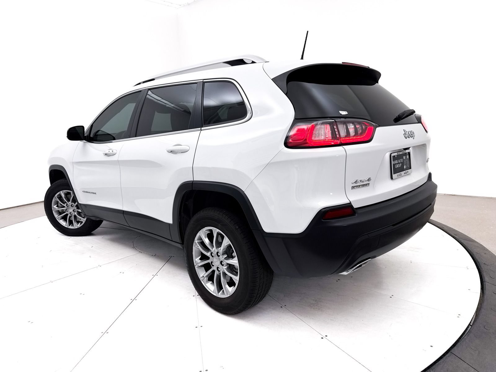 Used 2019 Jeep Cherokee Latitude Plus w/ Comfort/Convenience Group AWD/4WD image 2