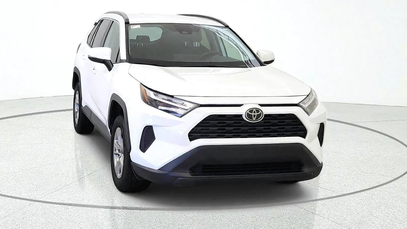 Used 2024 Toyota RAV4 XLE FWD image 2