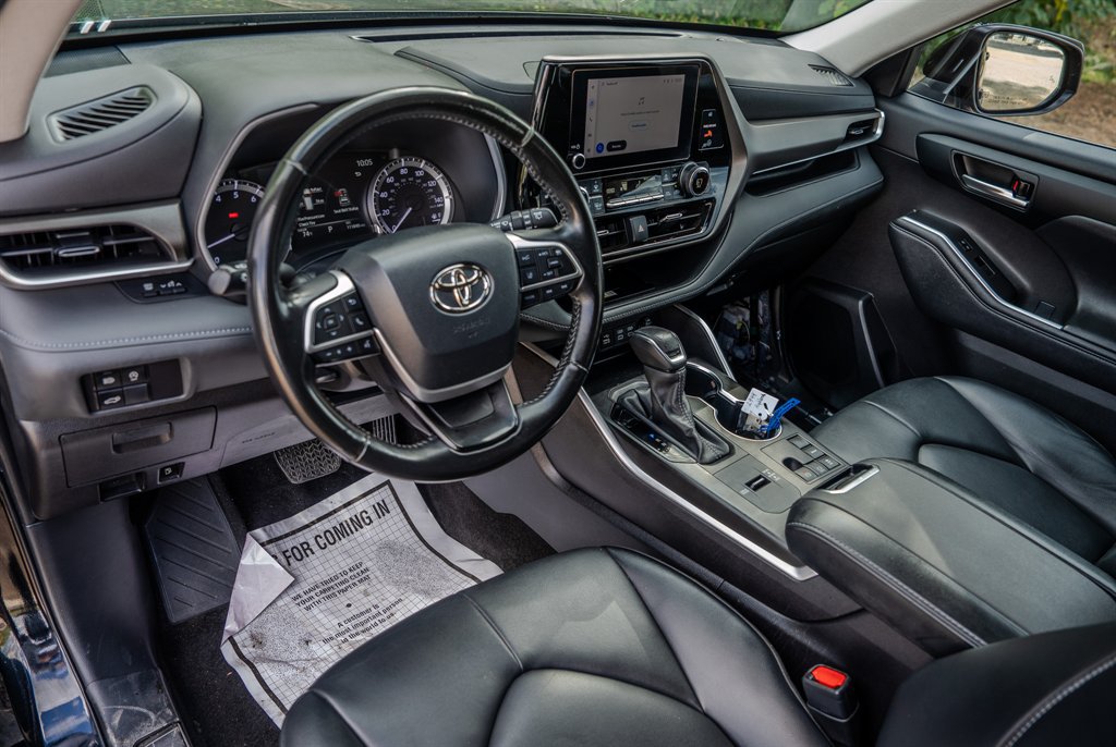 Used 2023 Toyota Highlander XLE FWD image 2