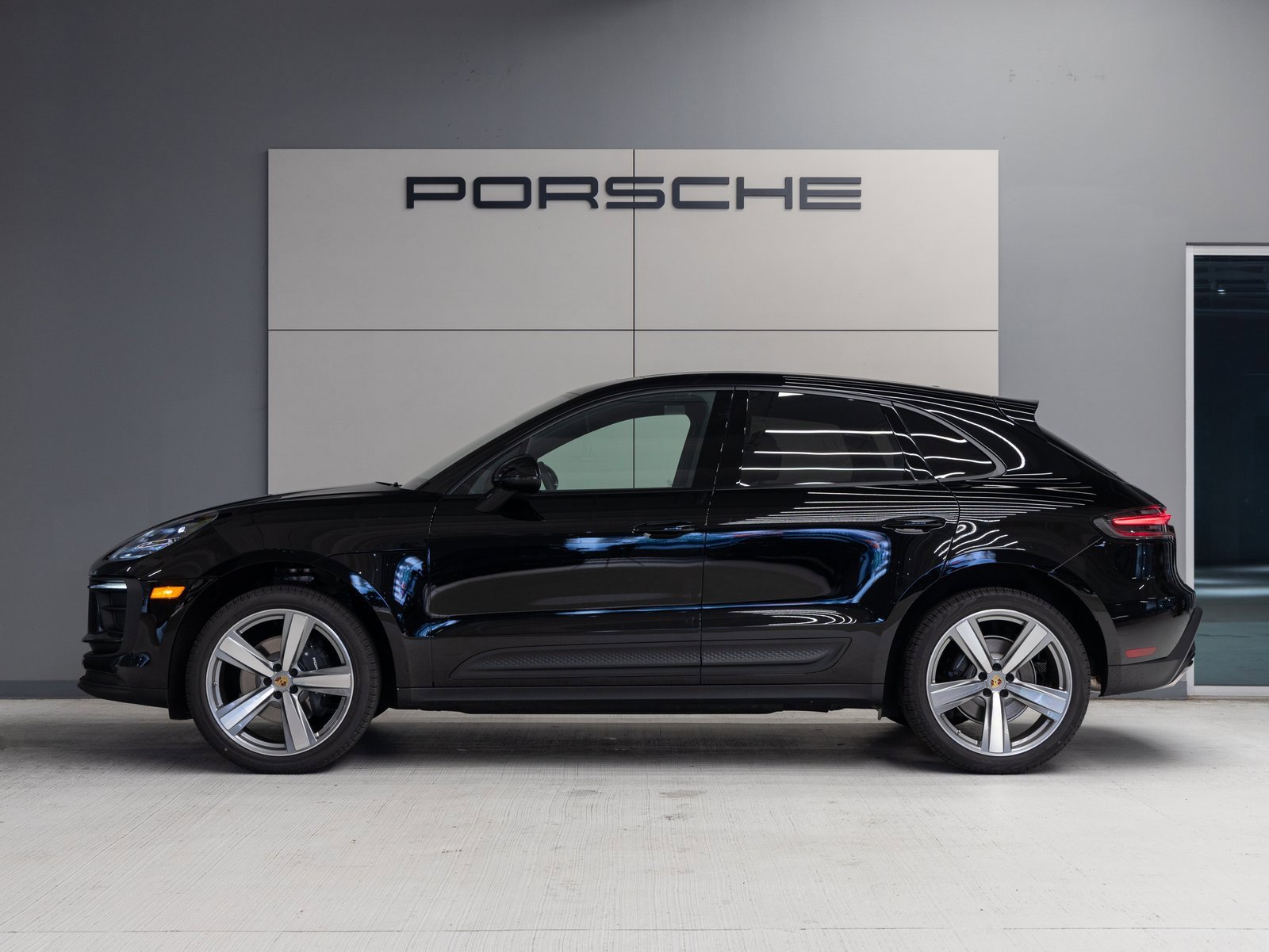 Used 2025 Porsche Macan image 2