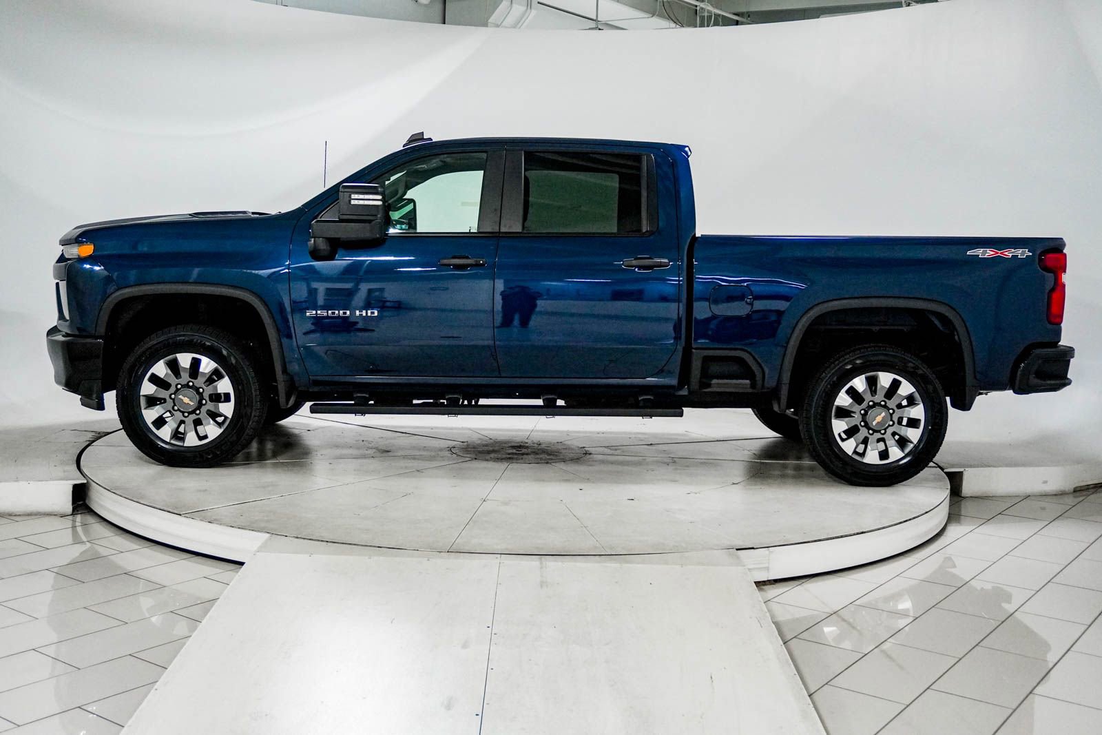 Used 2022 Chevrolet Silverado 2500 Custom w/ Custom Value Package AWD/4WD image 4