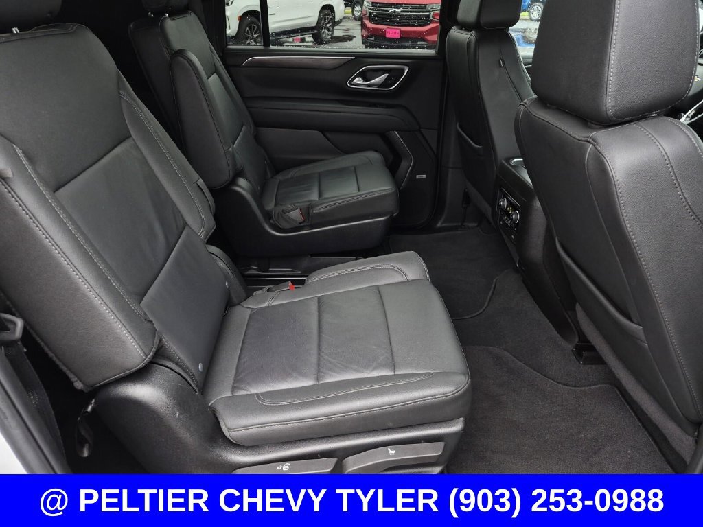 Used 2024 Chevrolet Suburban LT w/ Luxury Package RWD image 17