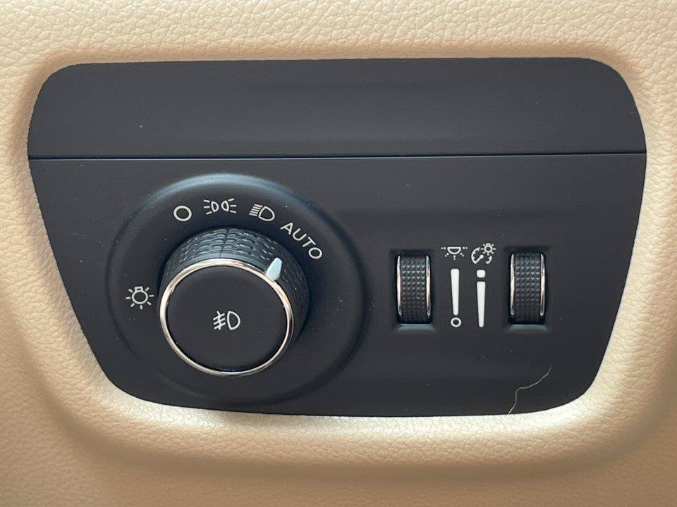 Used 2023 Jeep Grand Cherokee L Limited AWD/4WD image 18