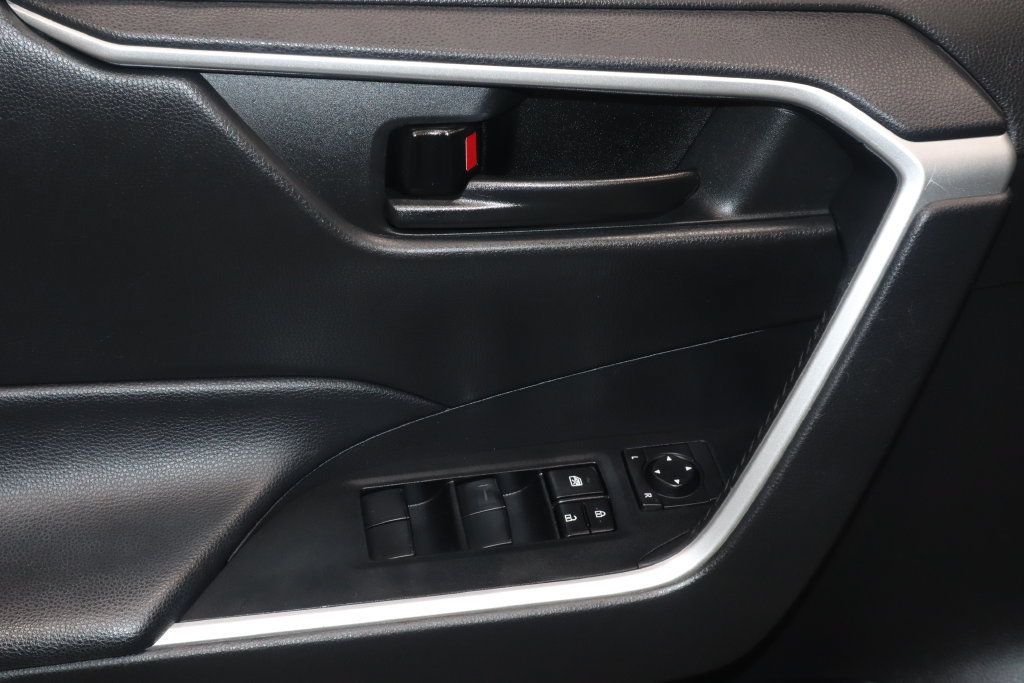 Used 2022 Toyota RAV4 LE AWD/4WD image 17