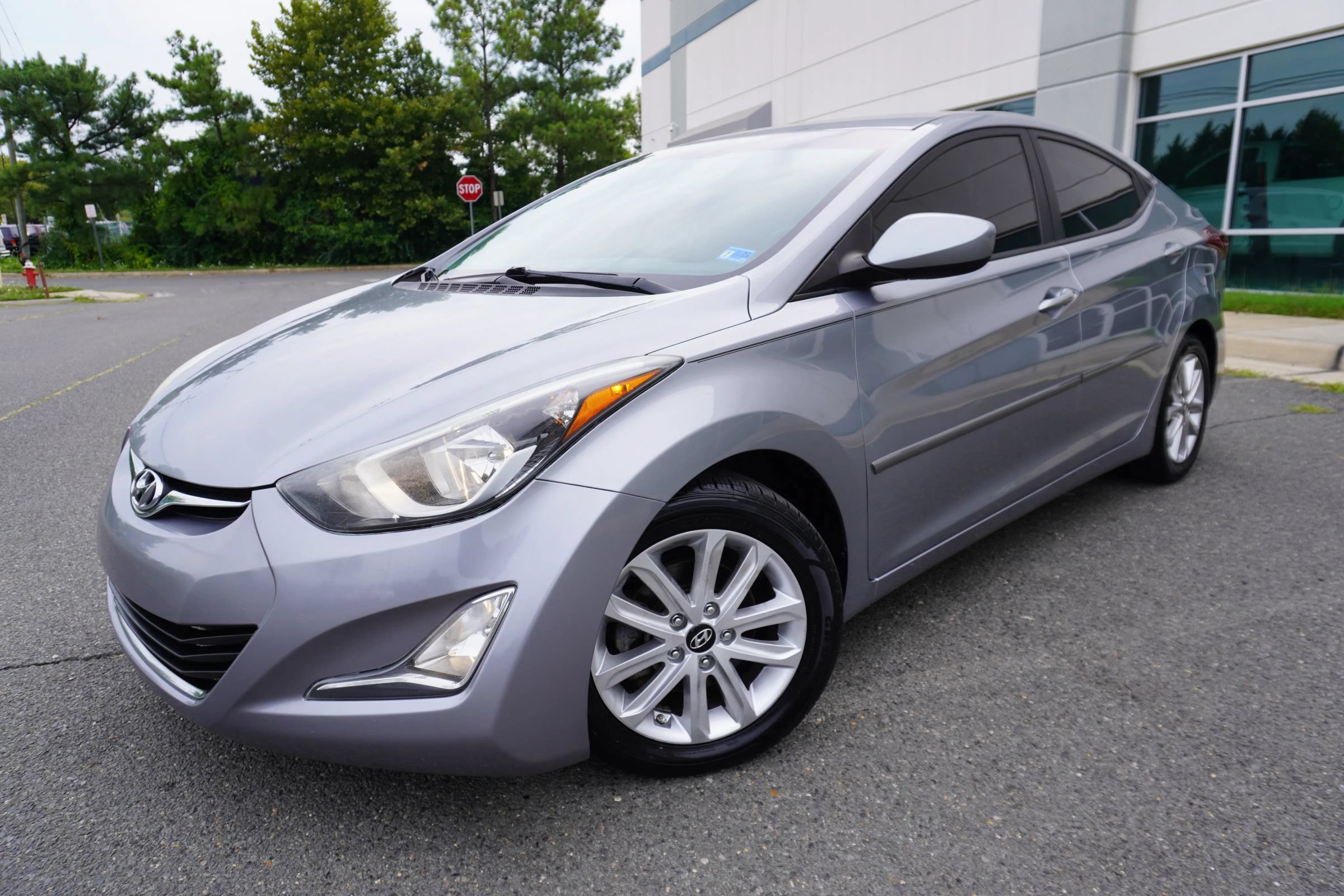Used 2015 Hyundai Elantra SE w/ Option Group 02 FWD image 3