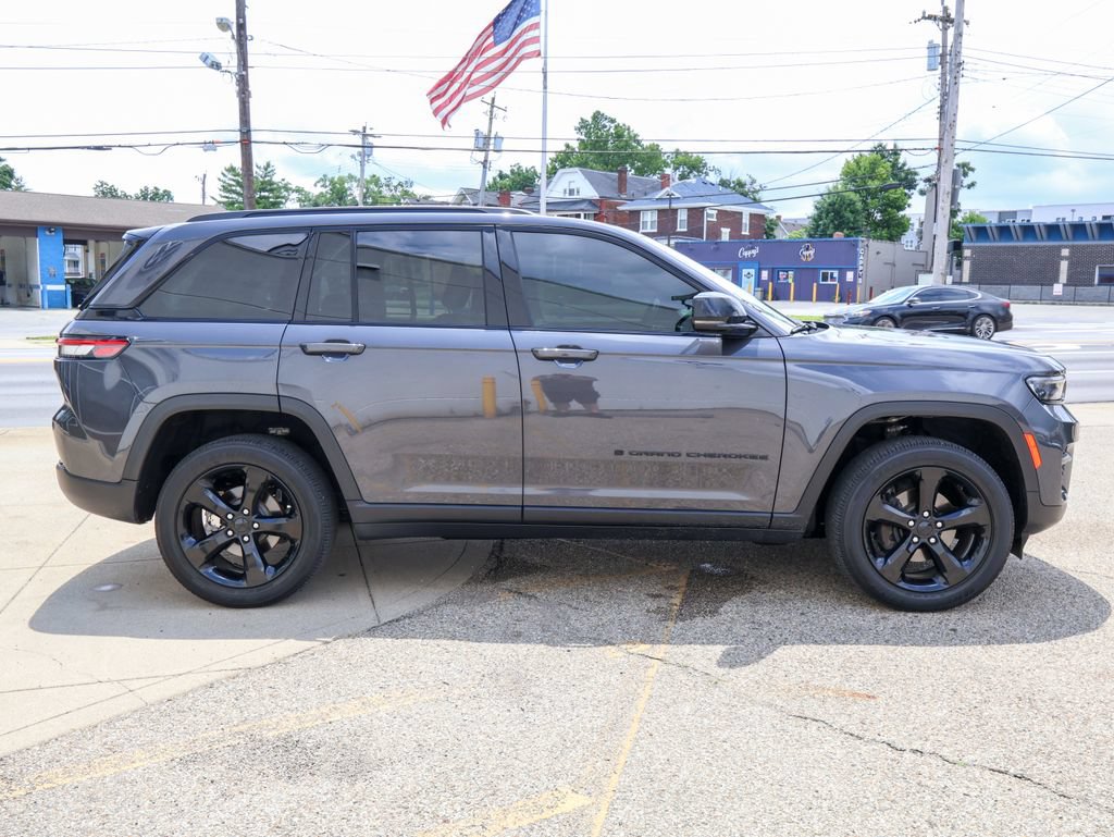 Used 2024 Jeep Grand Cherokee Altitude AWD/4WD image 6