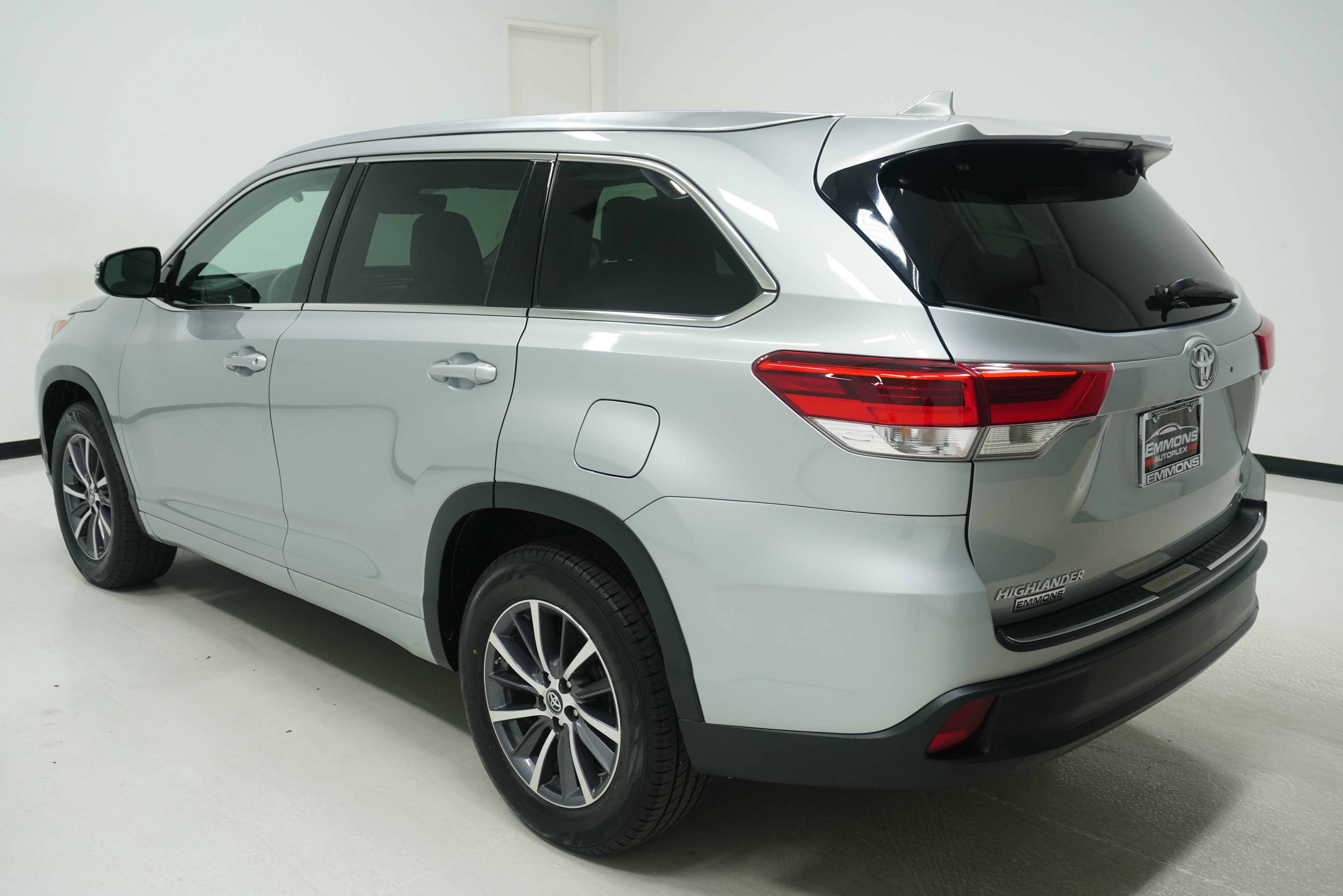 Used 2017 Toyota Highlander XLE FWD image 6
