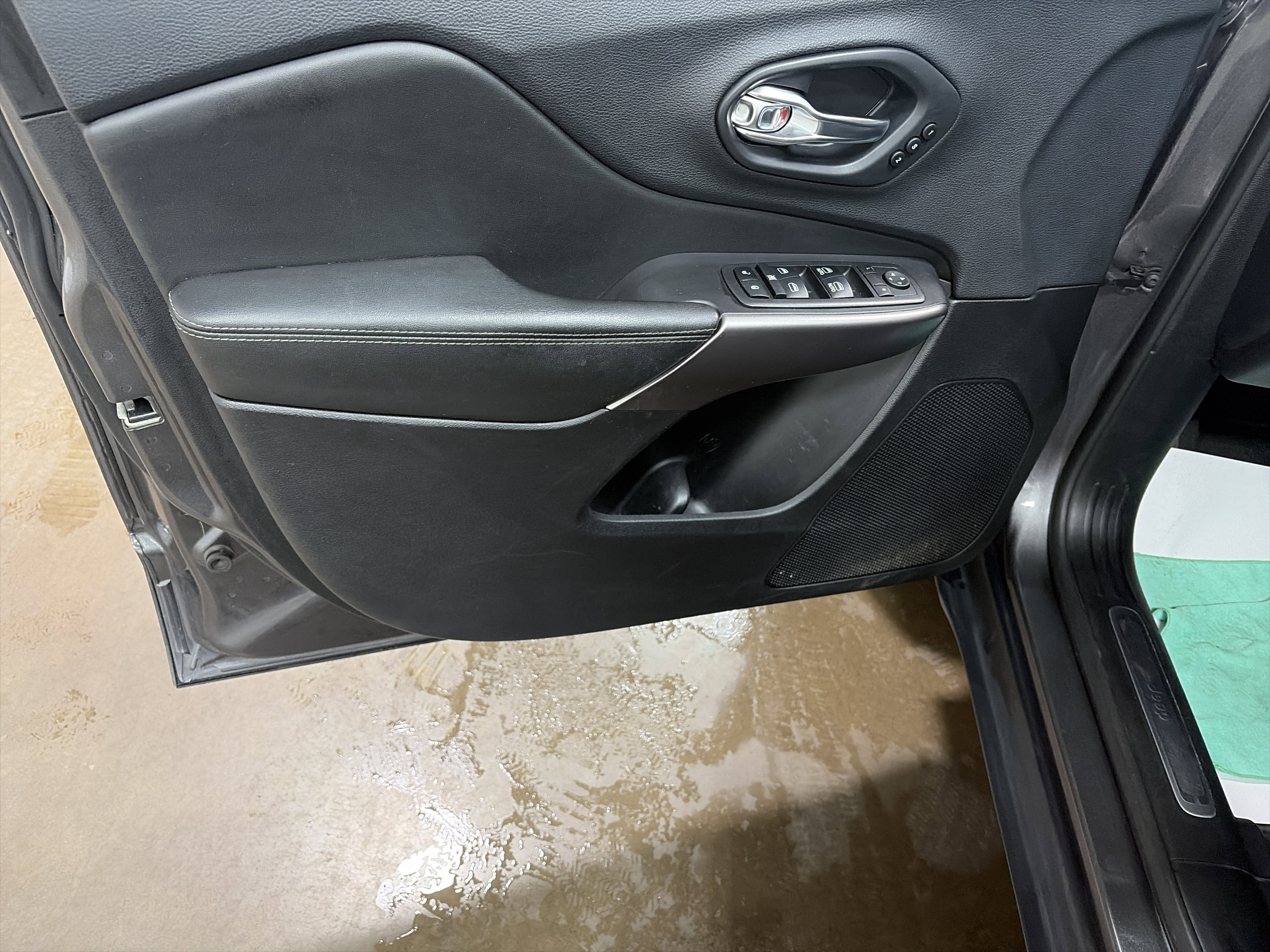 Used 2019 Jeep Cherokee Limited AWD/4WD image 10