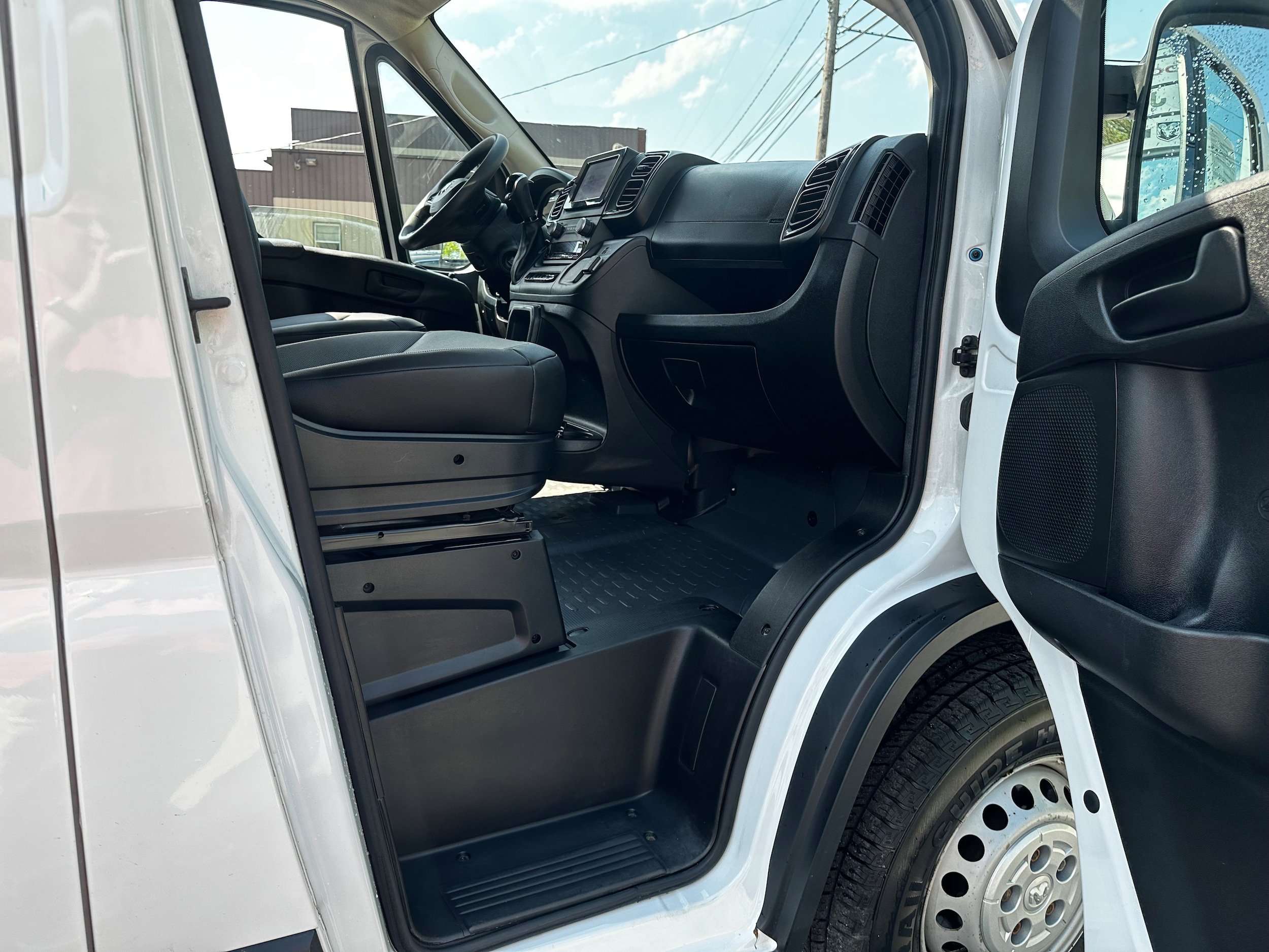 Used 2025 RAM ProMaster 2500 w/ Convenience Group FWD image 9