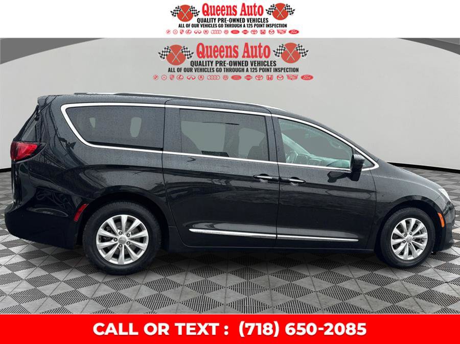Used 2019 Chrysler Pacifica Touring-L image 8