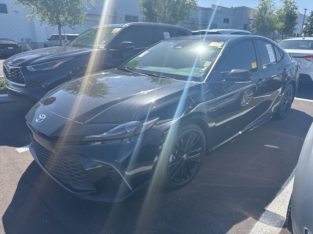 Used 2025 Toyota Camry SE w/ Convenience Package FWD image 1