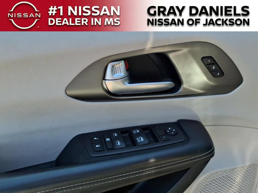 Used 2024 Chrysler Pacifica Touring-L FWD image 12