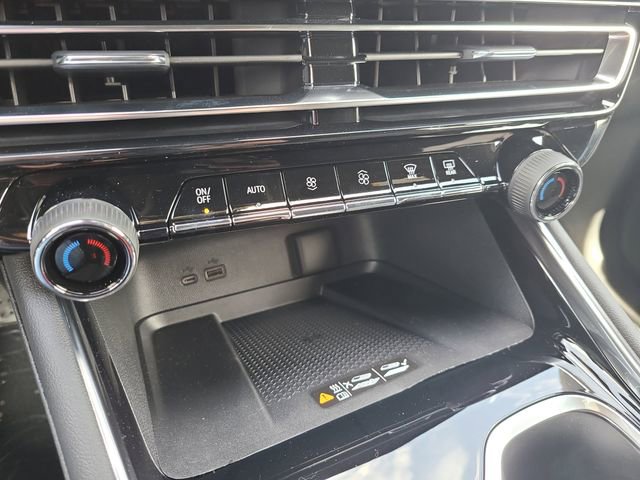 Used 2025 Chevrolet Traverse LT FWD image 35