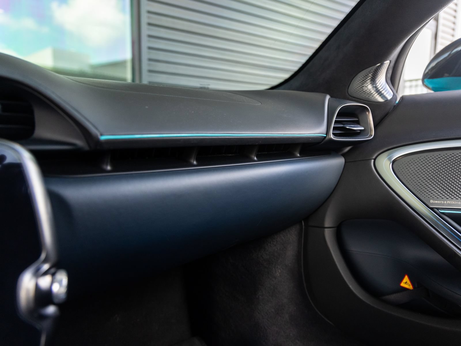 Used 2025 McLaren Artura Spider RWD image 37