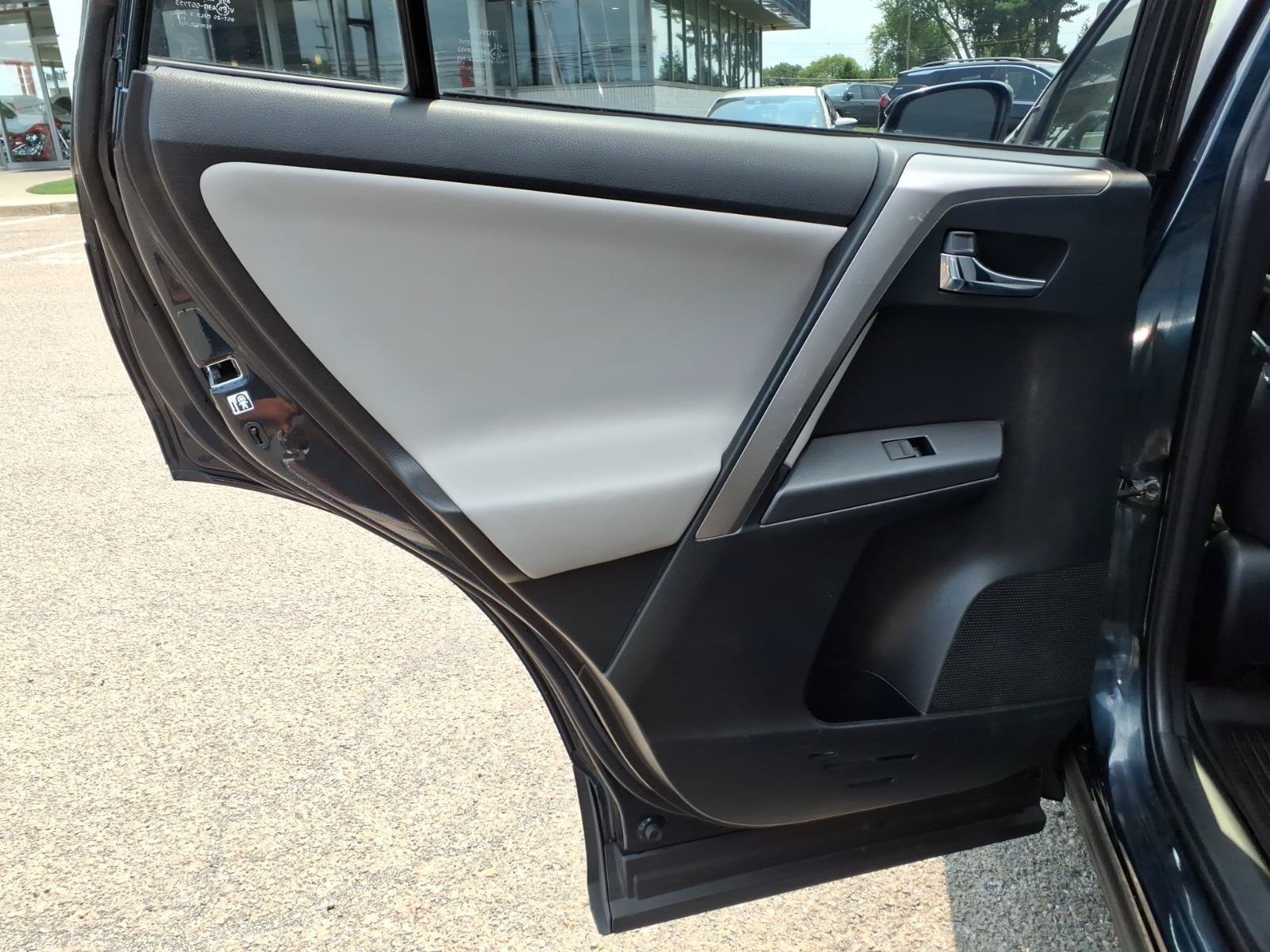 Used 2018 Toyota RAV4 XLE AWD/4WD image 21