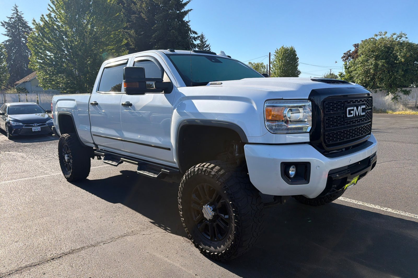 Used 2018 GMC Sierra 2500 Denali w/ Duramax Plus Package AWD/4WD image 2