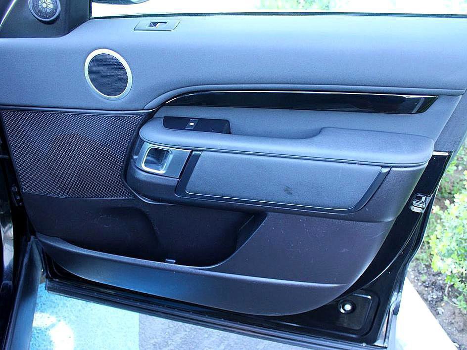 Used 2018 Land Rover Discovery SE image 17