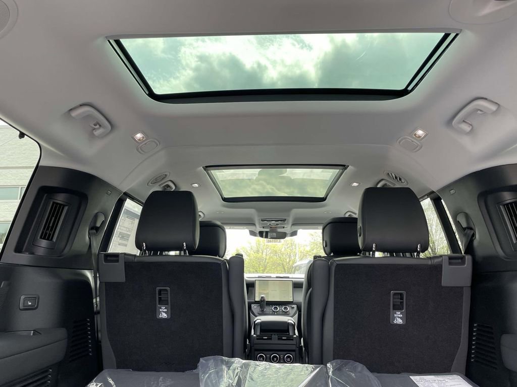 New 2026 Land Rover Defender 130 X-Dynamic SE AWD/4WD image 19