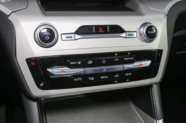 Used 2023 Ford Explorer XLT w/ Equipment Group 202A AWD/4WD image 28