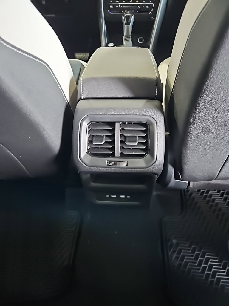 New 2026 Volkswagen Taos SE image 18
