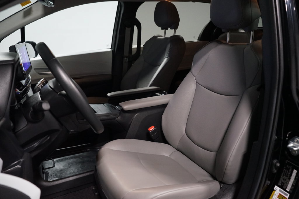 Certified 2025 Toyota Sienna XLE FWD image 27